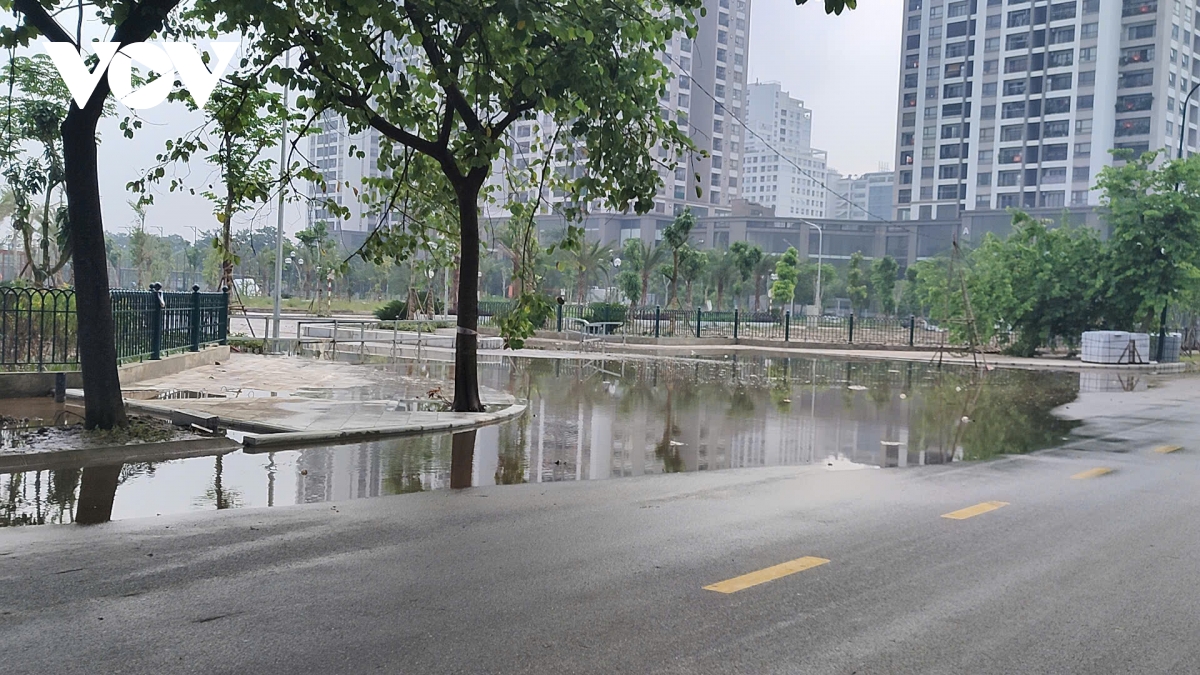 ba ngay sau mua lon, ha noi van co noi ngap sau khien xe cuu ho phai quay dau hinh anh 18