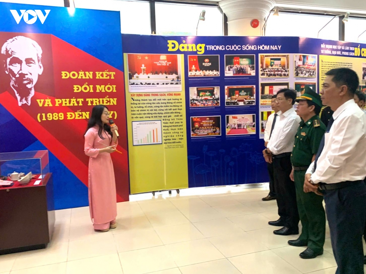 hue khai mac trien lam loi Dang hieu trieu trai tim hinh anh 2