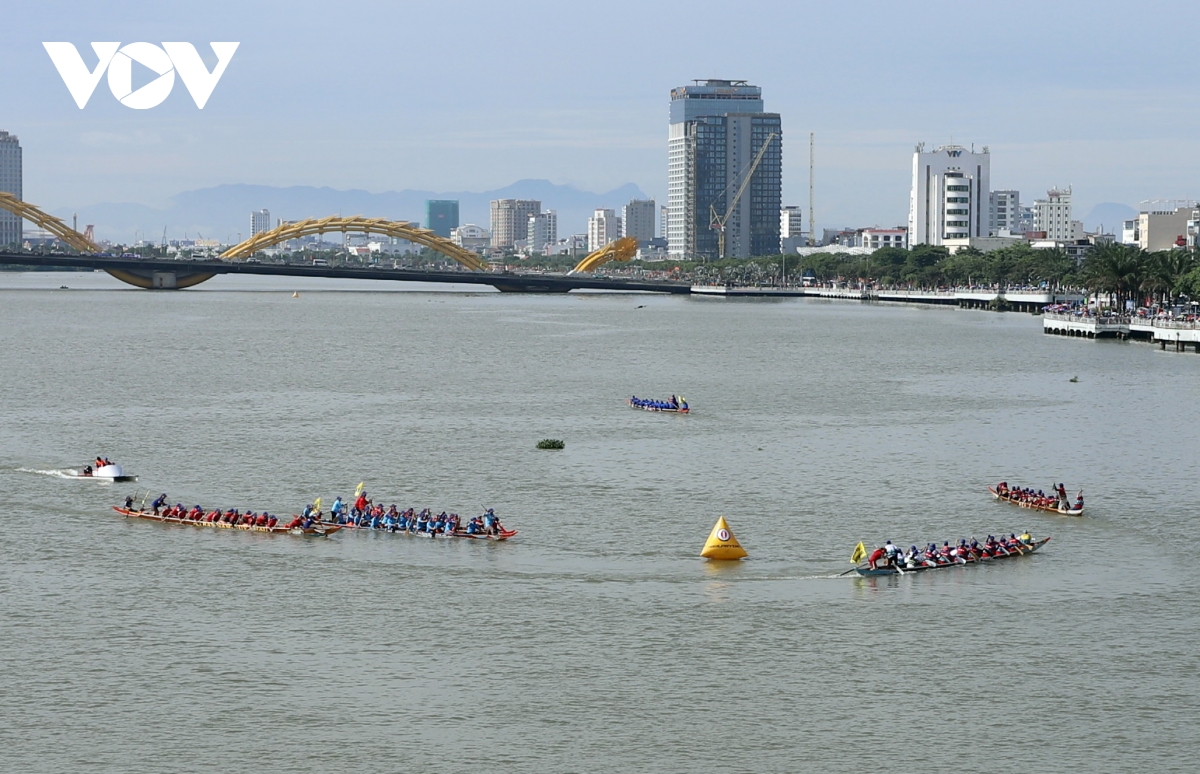 Đua thuyền truyền thống trên sông Hàn mừng Quốc khánh 2/9