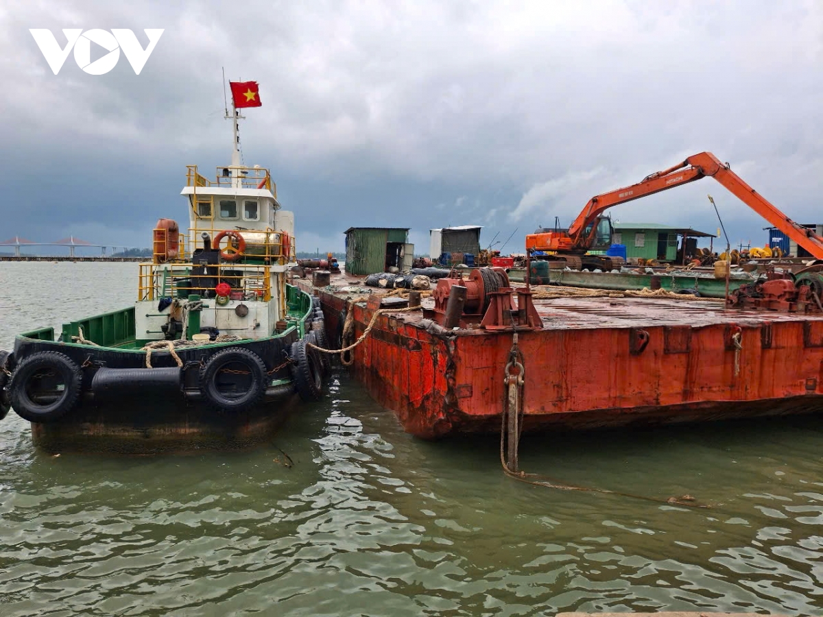 nguoi dan tp hue tat bat di chuyen tau thuyen, chang chong nha cua tranh bao hinh anh 7