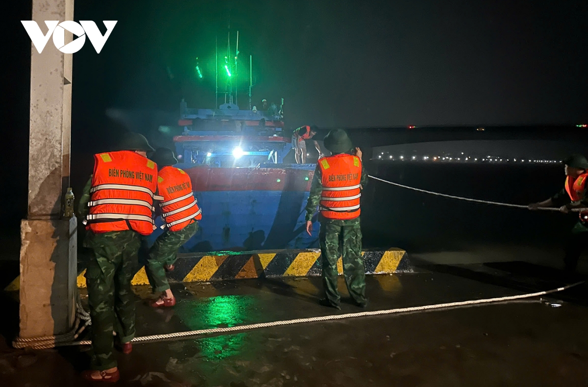 kip thoi ung cuu mot tau ca dut neo o cua tung, quang tri hinh anh 1