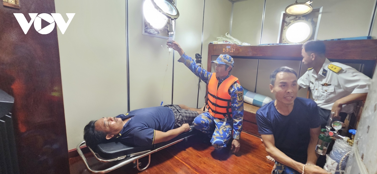 hai doan 129 kip thoi dua ngu dan bi nan tren bien ve benh xa dao truong sa hinh anh 2