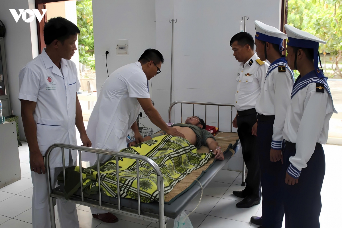 benh xa dao song tu tay cap cuu thuyen vien bi giam ap nang hinh anh 3
