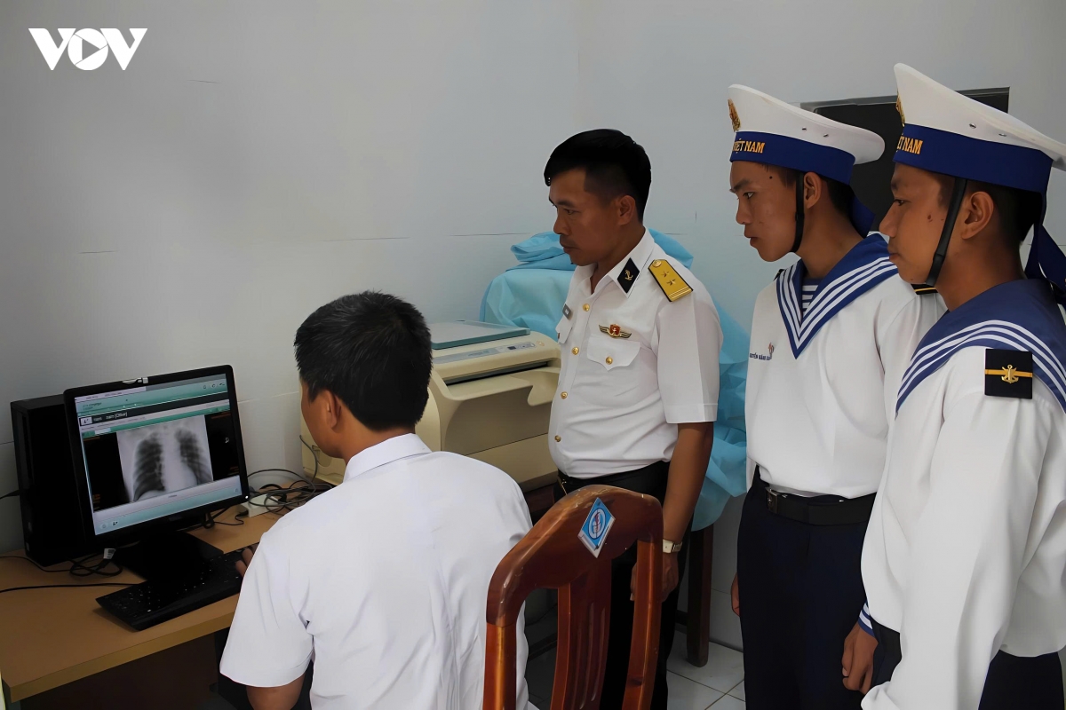 benh xa dao song tu tay cap cuu thuyen vien bi giam ap nang hinh anh 4
