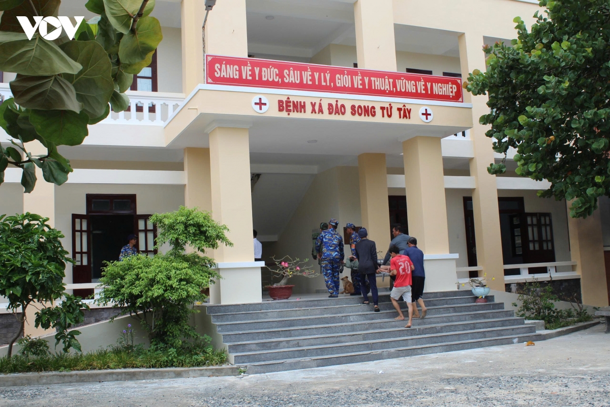 benh xa dao song tu tay cap cuu thuyen vien bi giam ap nang hinh anh 2