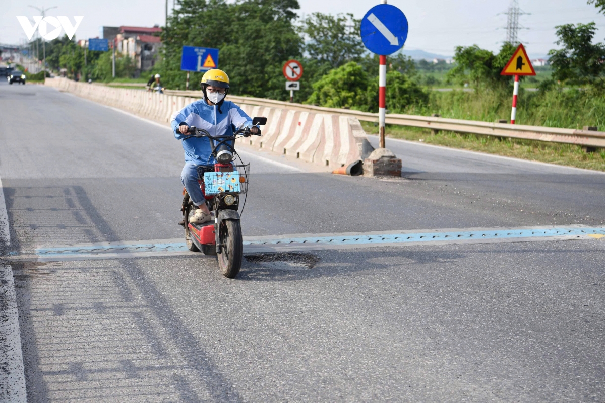 cau ho, bac ninh vua sua xong da xuat hien nhieu o voi, o ga hinh anh 1