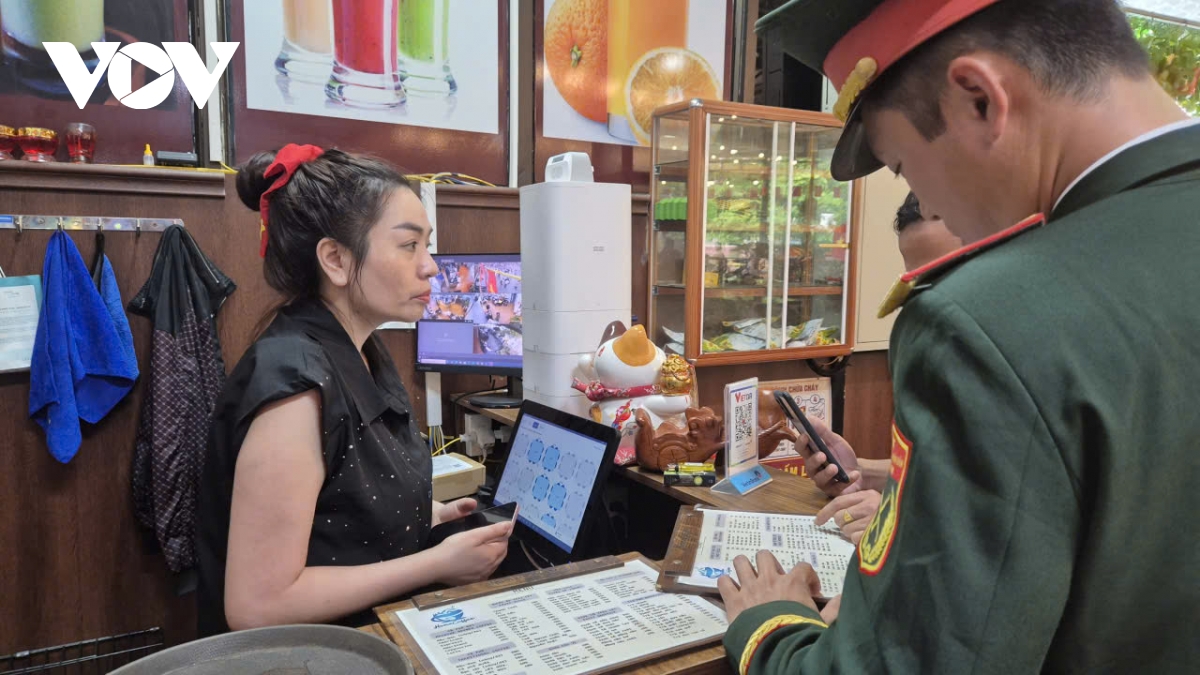 quan ca phe mo cua xuyen dem, mien phi phuc vu bo doi va nguoi dan xem dieu binh 2 9 hinh anh 2