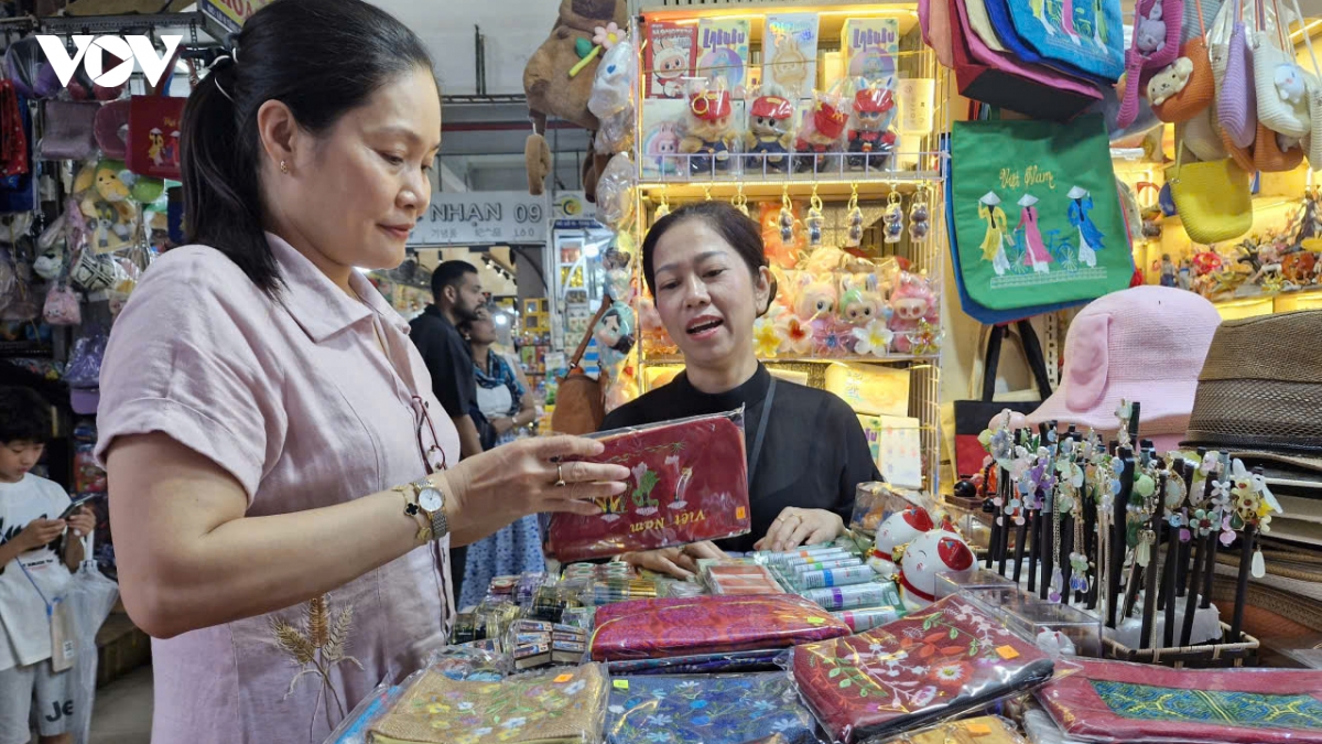 Da nang nhieu chuong trinh khuyen mai, hang hoa phong phu dip le 2 9 hinh anh 1