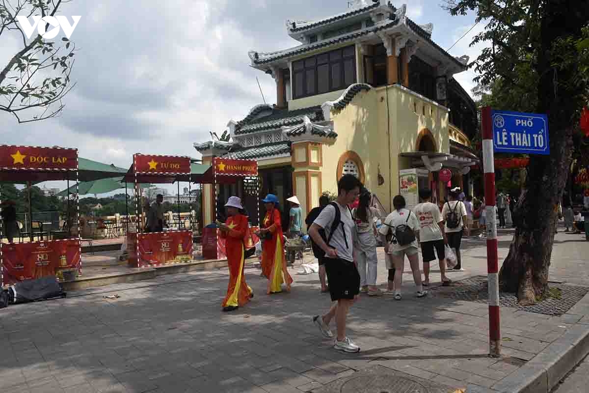 quang truong Dong kinh nghia thuc mang dien mao moi, ruc co do sao vang hinh anh 8