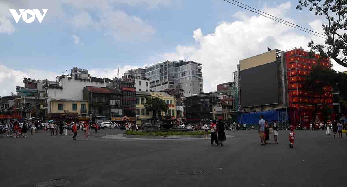 quang truong Dong kinh nghia thuc mang dien mao moi, ruc co do sao vang hinh anh 2