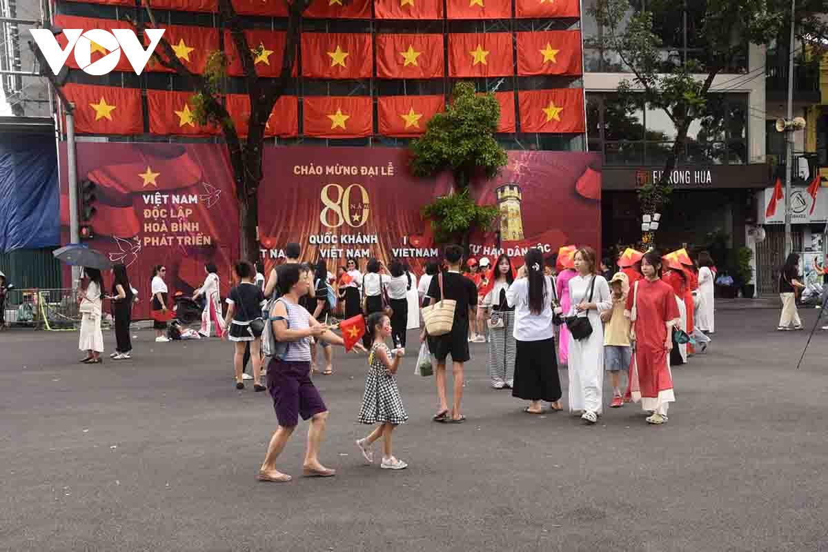 Quảng trường Đông Kinh Nghĩa Thục mang diện mạo mới, rực cờ đỏ sao vàng