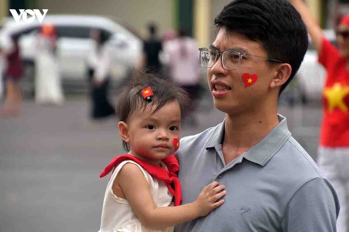 quang truong Dong kinh nghia thuc mang dien mao moi, ruc co do sao vang hinh anh 7