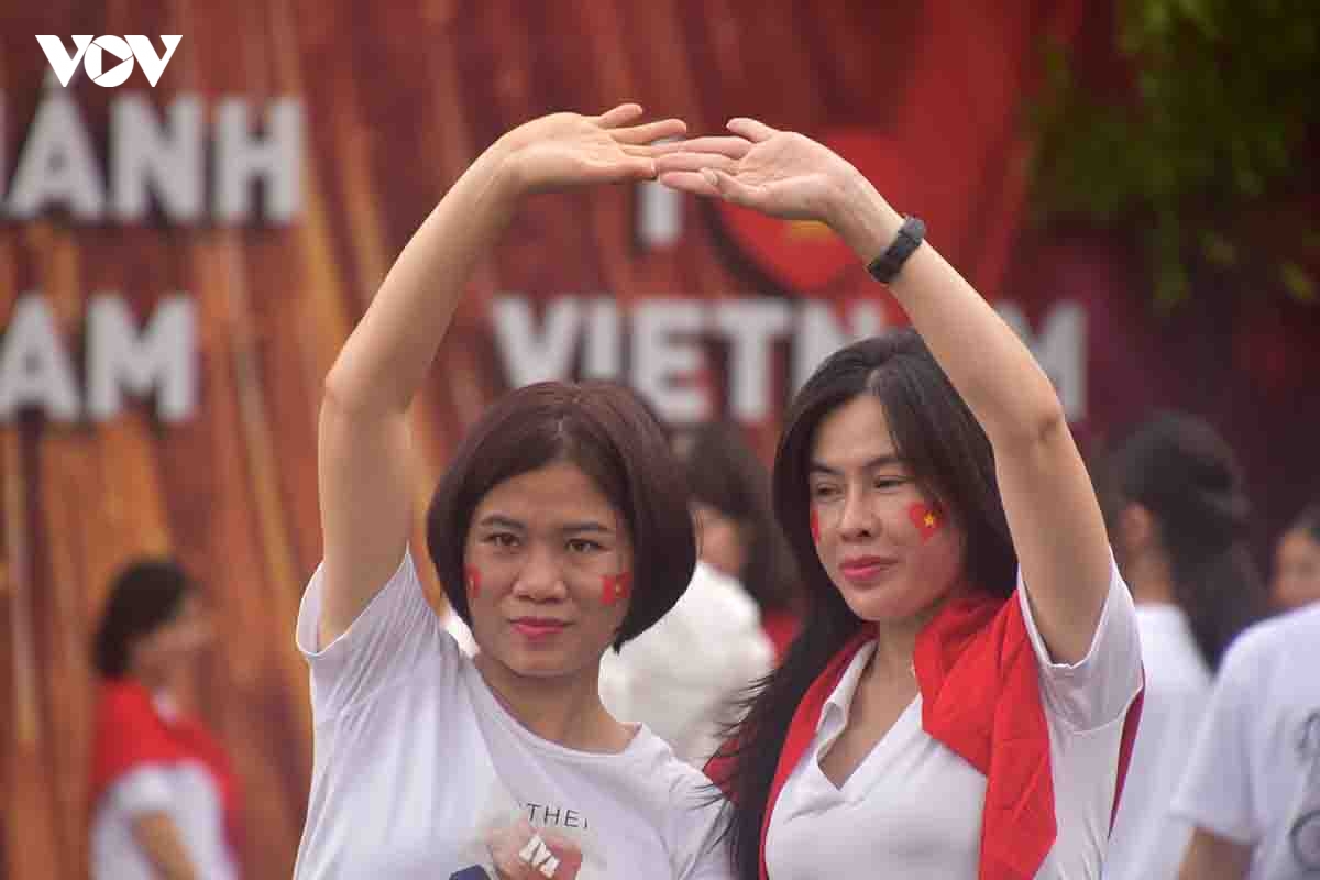 quang truong Dong kinh nghia thuc mang dien mao moi, ruc co do sao vang hinh anh 6