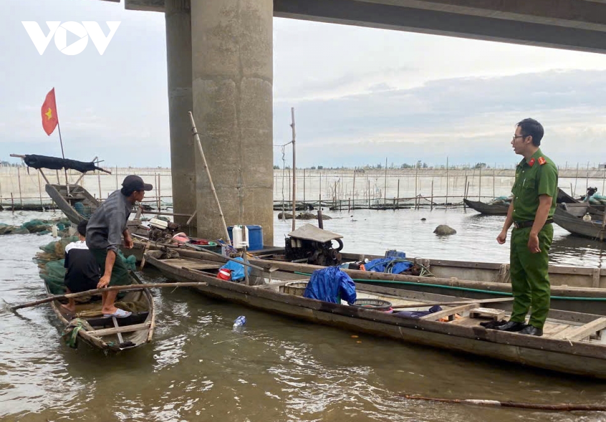 nguoi dan tp hue tat bat di chuyen tau thuyen, chang chong nha cua tranh bao hinh anh 5