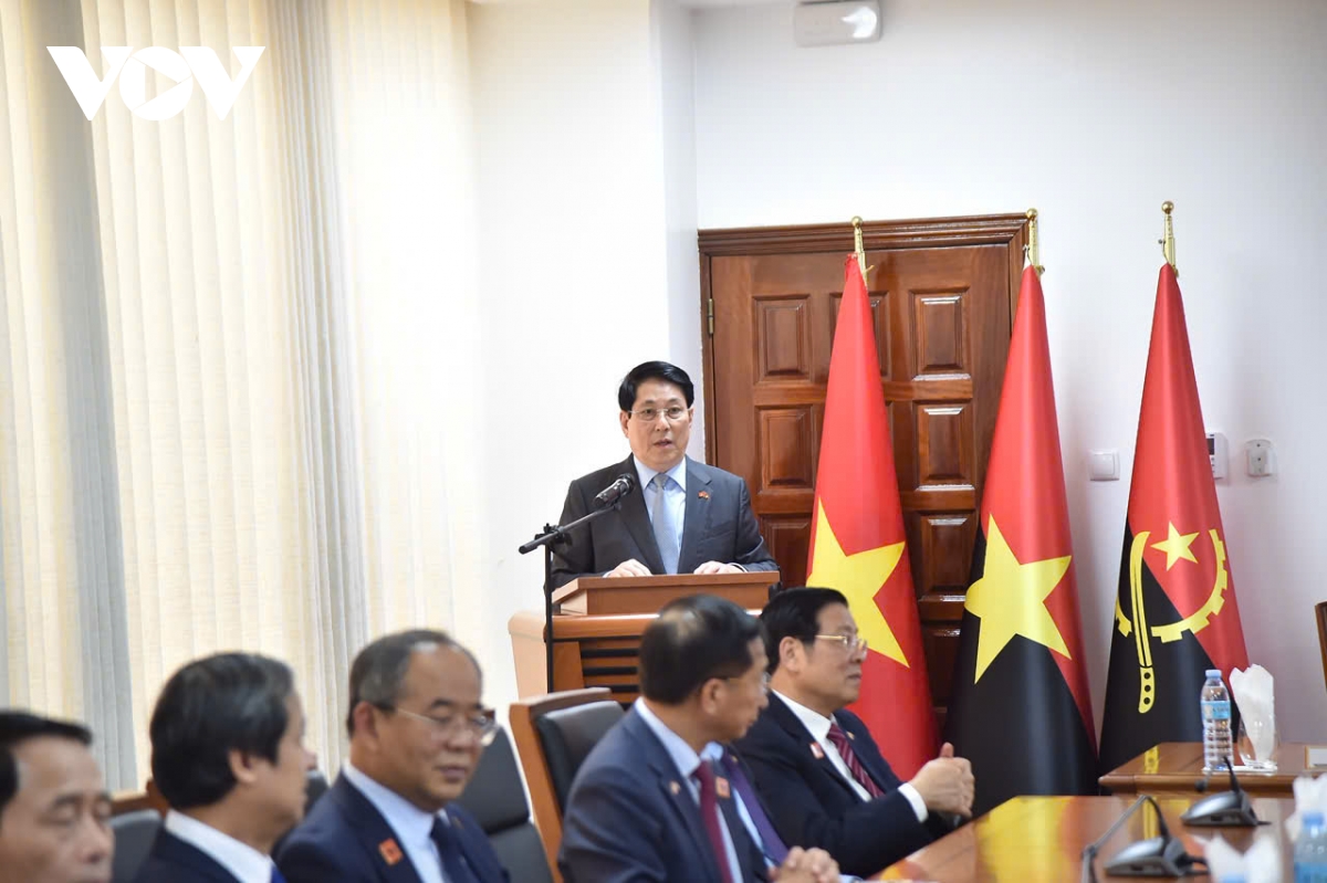 chu tich nuoc luong cuong tham tru so Dang phong trao nhan dan giai phong angola hinh anh 1