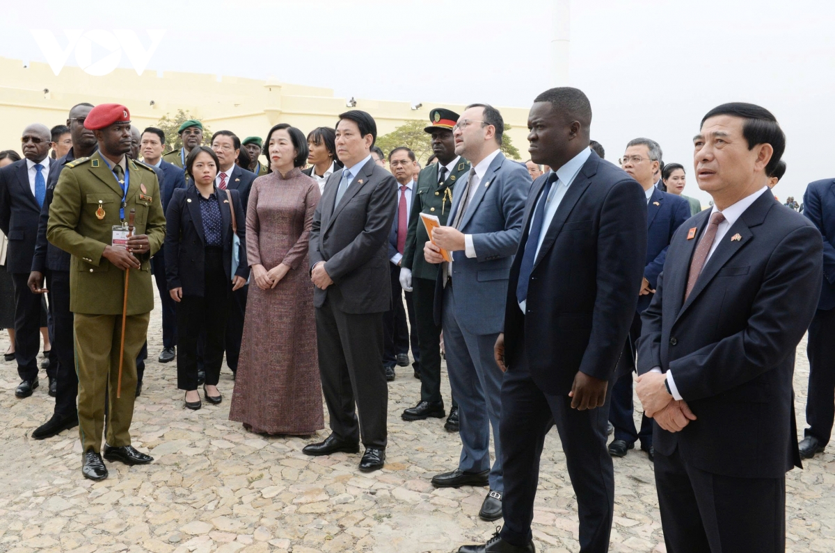 chu tich nuoc luong cuong tham tru so Dang phong trao nhan dan giai phong angola hinh anh 4