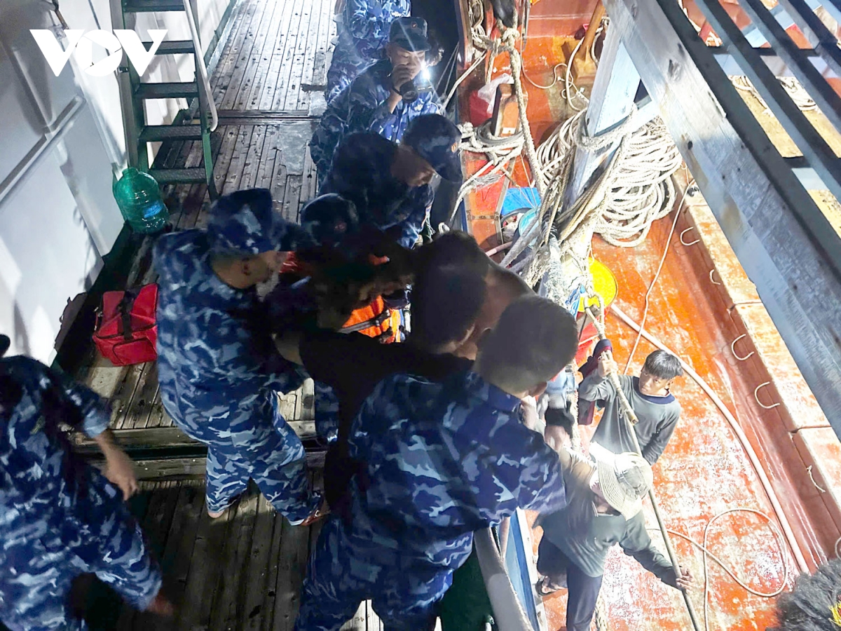 Cảnh sát biển 4 vượt sóng lớn cứu ngư dân gặp nạn