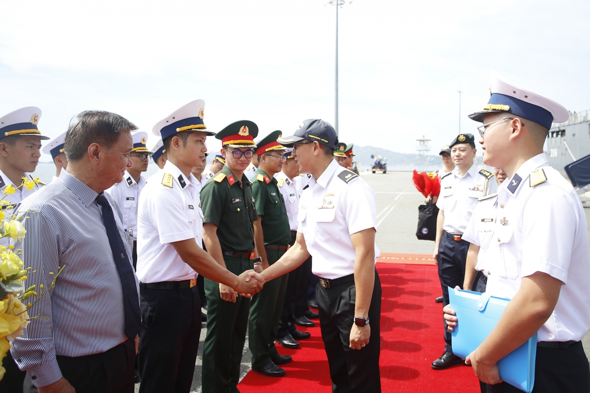 tau hai quan singapore cap cang cam ranh hinh anh 2