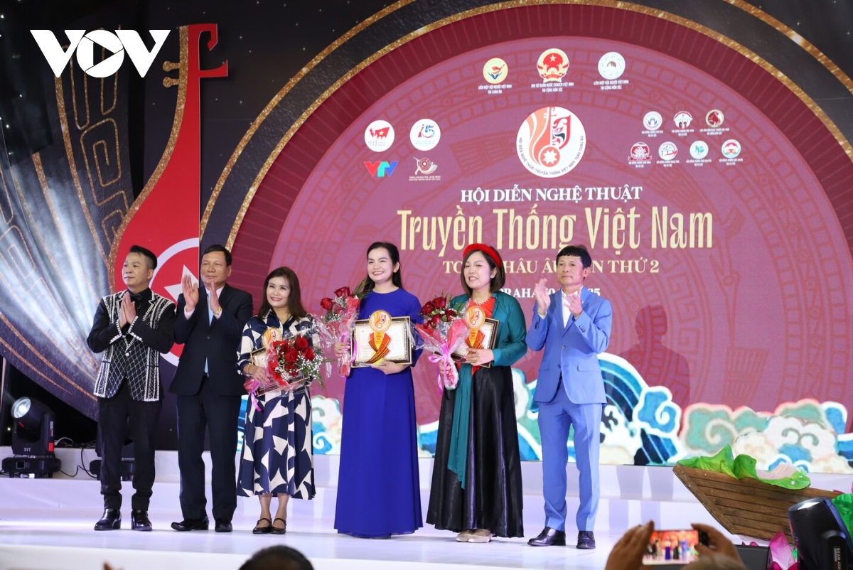lan toa van hoa viet qua chuong trinh nghe thuat truyen thong toan chau Au lan 2 hinh anh 4