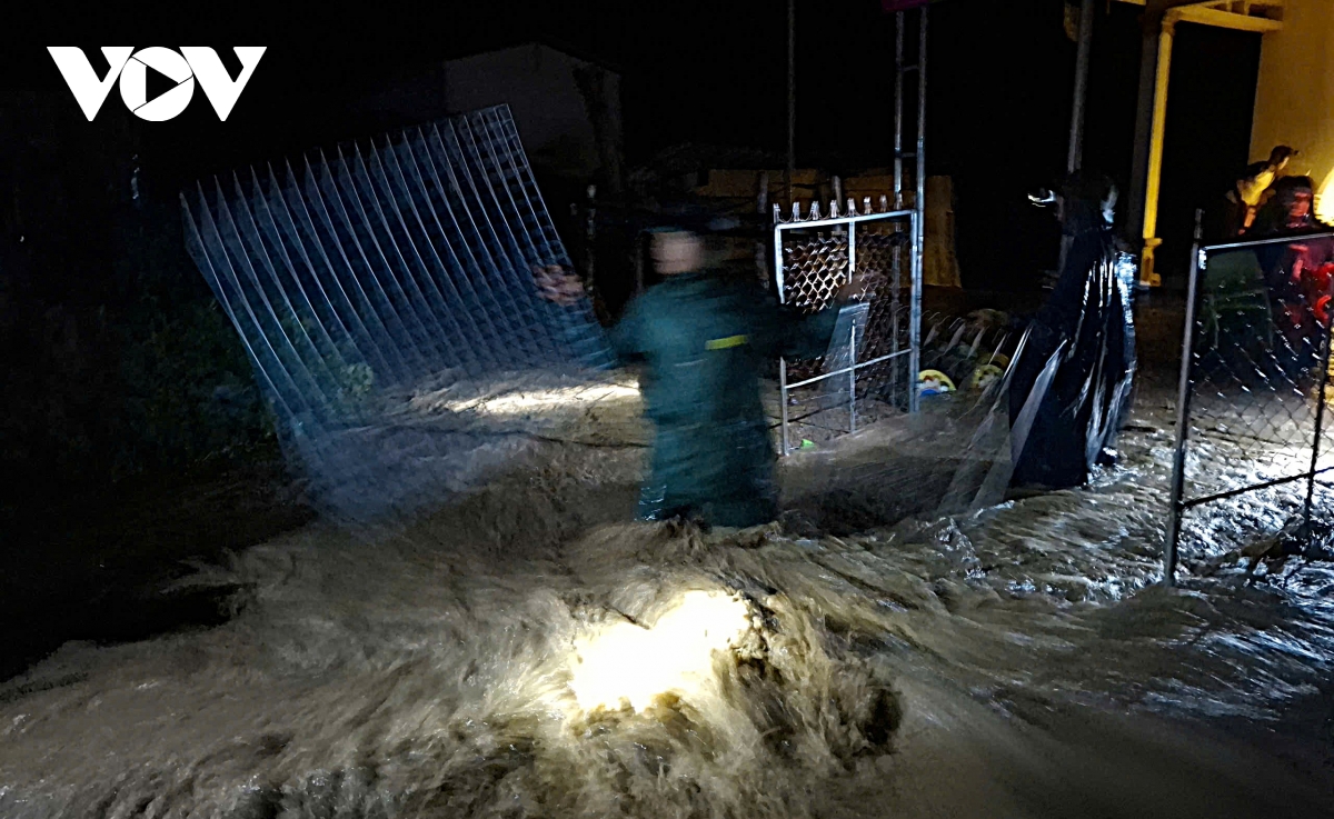 Thiệt hại gần 1.500 tỷ đồng do bão số 5, nhiều vùng ở Nghệ An vẫn ngập sâu trong nước