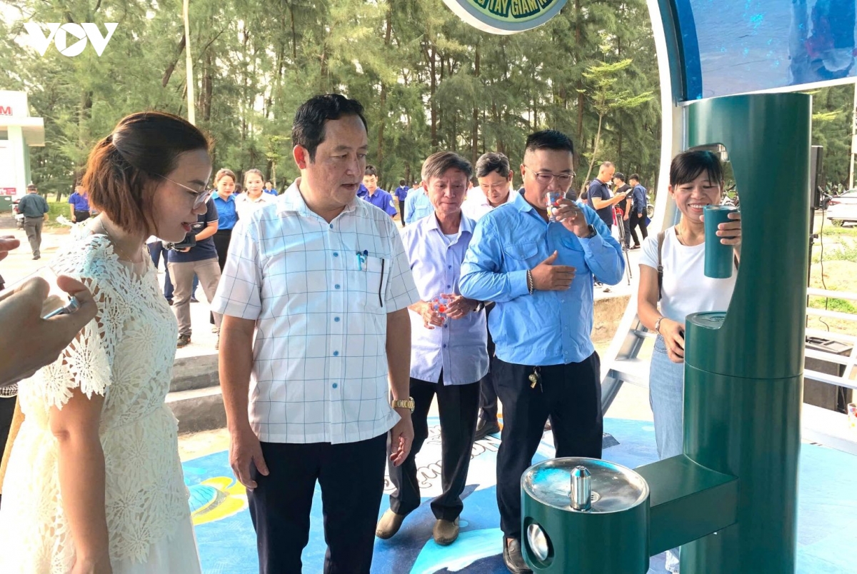 hue dua vao hoat dong 3 tram cap nuoc mien phi tai cac bai bien hinh anh 2