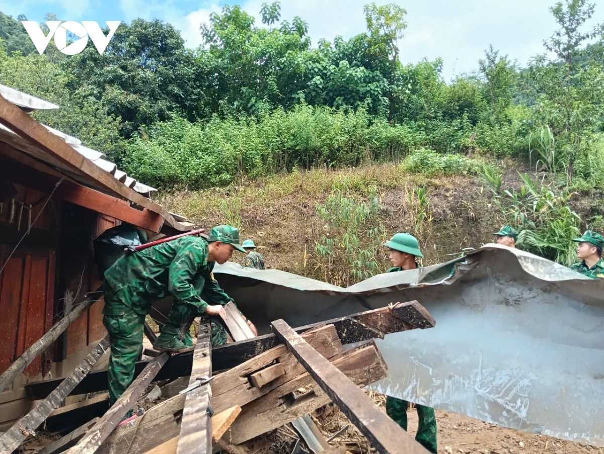 Dien bien khan truong di doi dan khoi vung nguy hiem truoc canh bao mua lon hinh anh 1