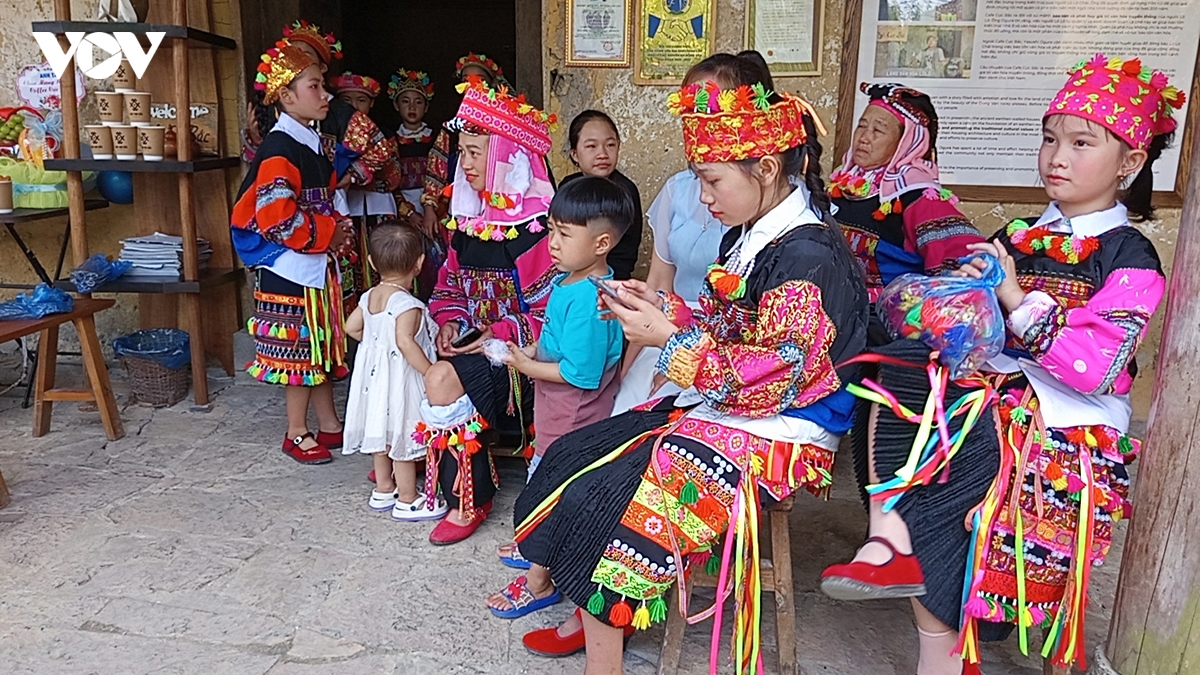 ban van hoa du lich lo lo chai 10 nam thay da doi thit nho du lich cong dong hinh anh 5