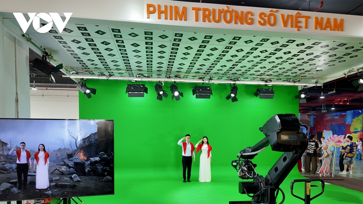 ទស្សនិកជននៅឯការតាំងពិពណ៌អាចបំប្លែងទៅជាតួអង្គប្រវត្តិសាស្ត្រ បុរាណ ឬប្រឌិតក្នុងរយៈពេលតែប៉ុន្មានវិនាទីប៉ុណ្ណោះ។ Khán giả tại triển lãm có thể hóa thân thành nhân vật lịch sử, cổ trang hay viễn tưởng chỉ trong vài giây.