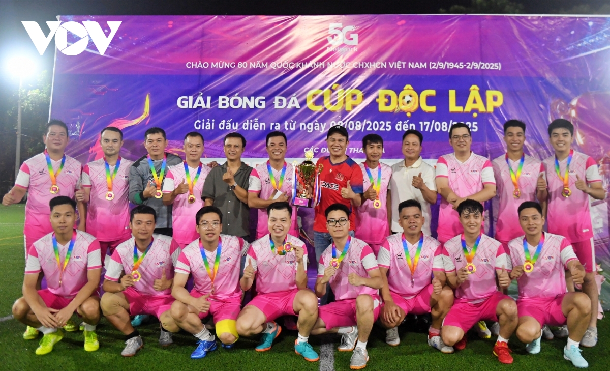 Doi bong bao Dien tu tieng noi viet nam vo dich giai cup Doc lap hinh anh 1