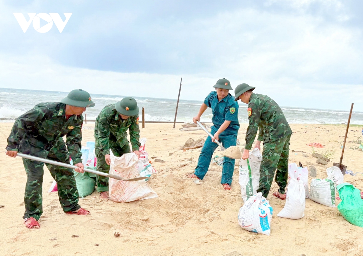 nguoi dan tp hue tat bat di chuyen tau thuyen, chang chong nha cua tranh bao hinh anh 10