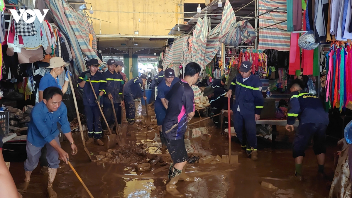 cac luc luong ra quan giup dan khac phuc hau qua sau lu o son la hinh anh 10