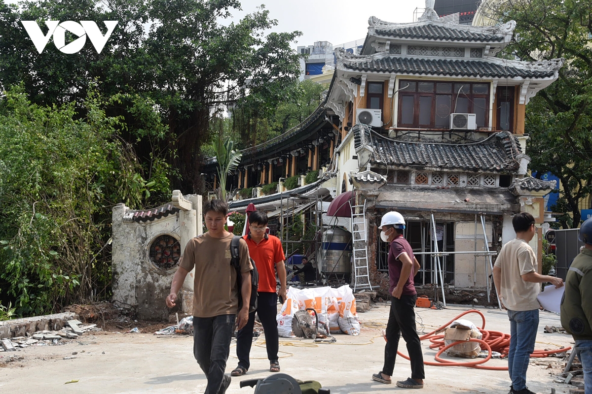 Công trình Nhà hàng Thủy Tạ gần 100 tuổi mang lối kiến trúc Á Đông là một dấu ấn đặc biệt bên Hồ Gươm. Trong những ngày tới các đơn vị chuyên môn sẽ tiến hành phục hồi theo kiến trúc nguyên gốc.