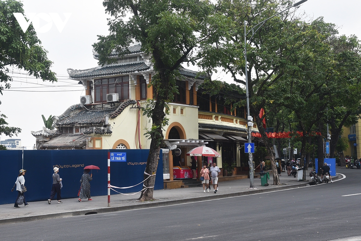 Nhà hàng Thủy Tạ hiện đang được lực lượng chức năng phá dỡ phần đầu hồi.