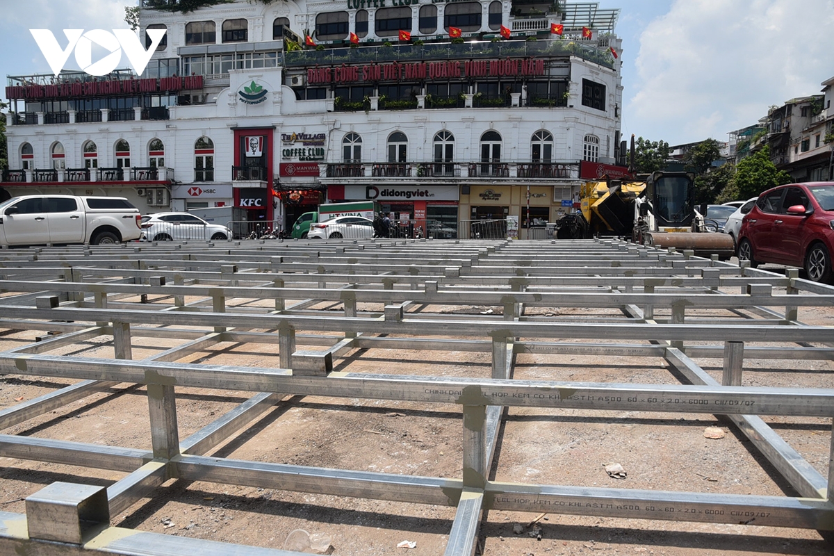 Các khung giá sẽ được cần cẩu nâng lên, áp sát vào trụ chuẩn bị cho công đoạn lắp đặt màn hình LED cỡ lớn.