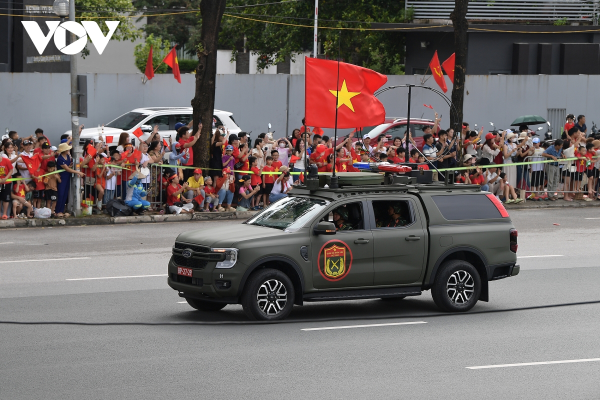 dan xe quan su ve diem tap ket trong tieng ho reo cua hang nghin nguoi dan hinh anh 12