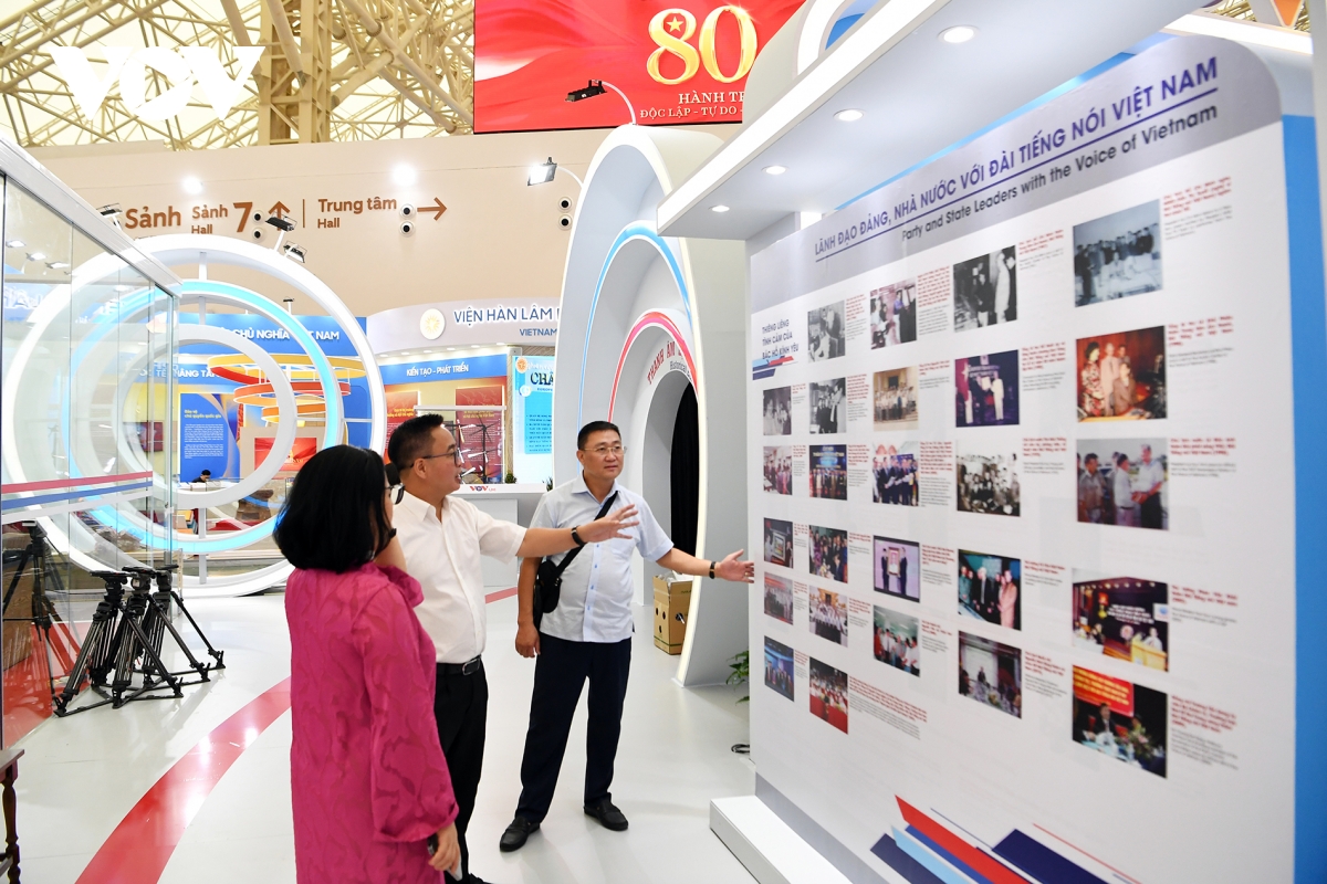 khong gian cua vov tai trien lam quoc gia a80 trung bay nhieu hien vat quy hinh anh 4