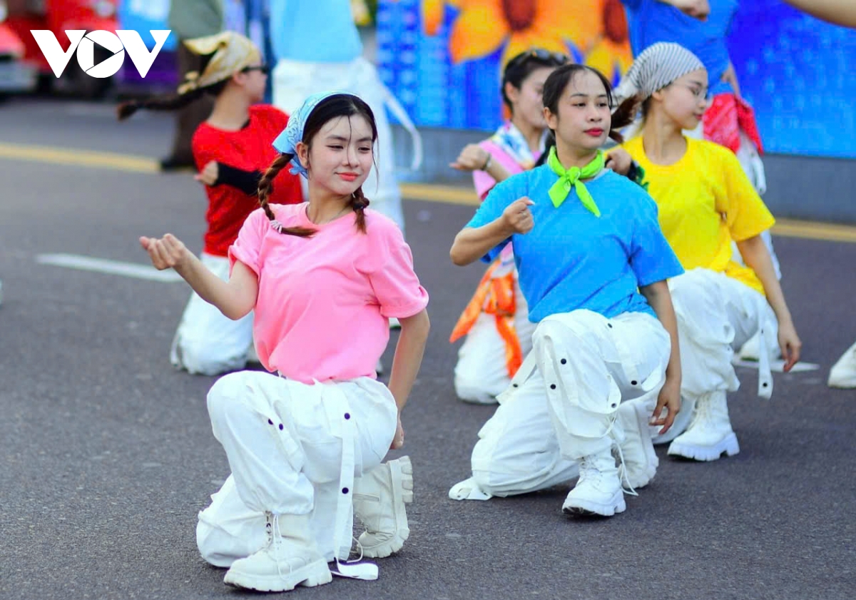 khai mac le hoi duong pho sac mau bien ca nam 2025 o gia lai hinh anh 2