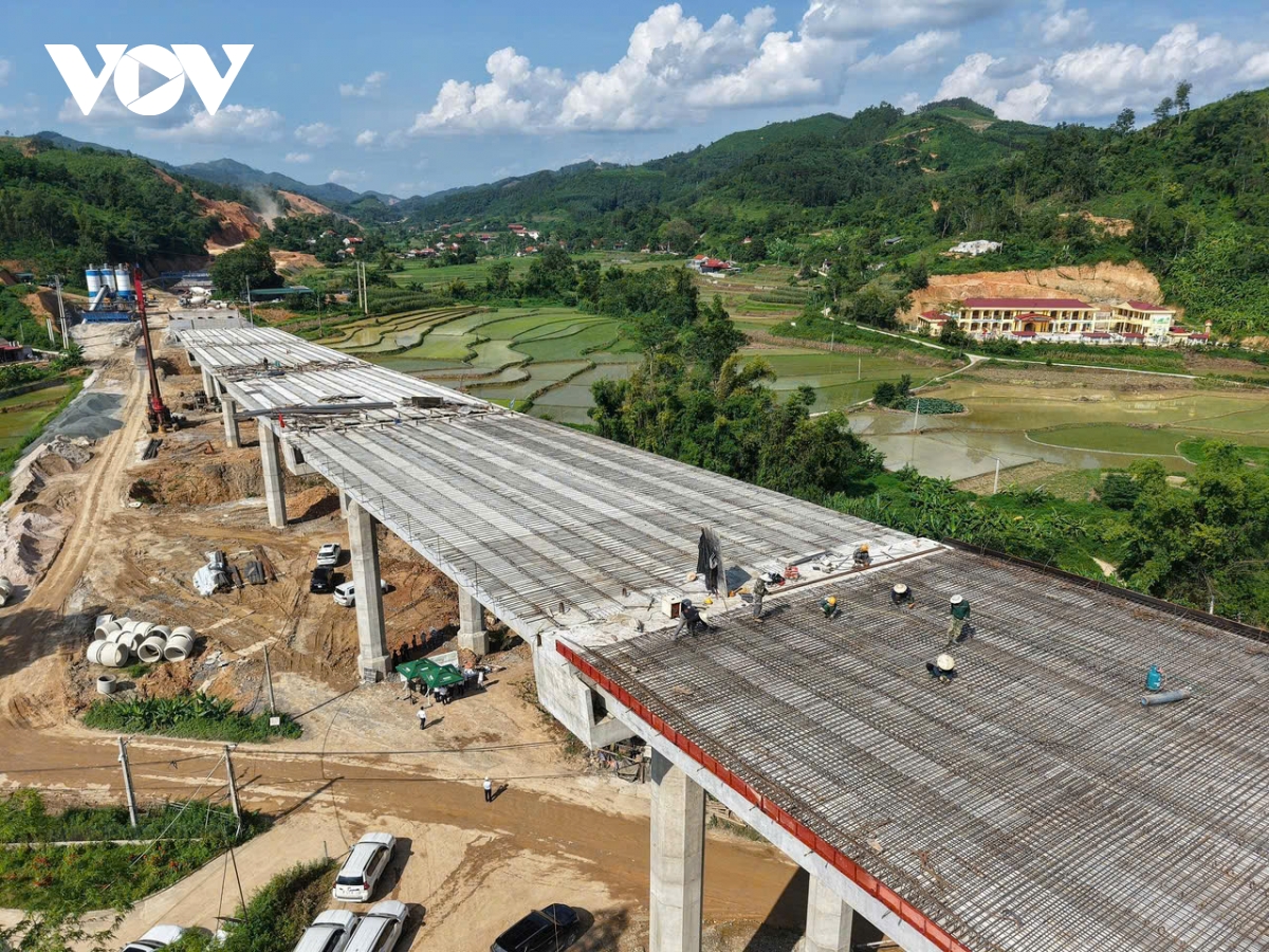 Không có ngày nghỉ lễ trên các dự án cao tốc trọng điểm, quyết tâm về đích trước tiến độ