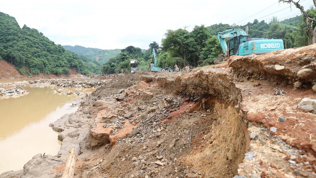 Tạm thông tuyến Quốc lộ 12 sau mưa lũ ở Điện Biên