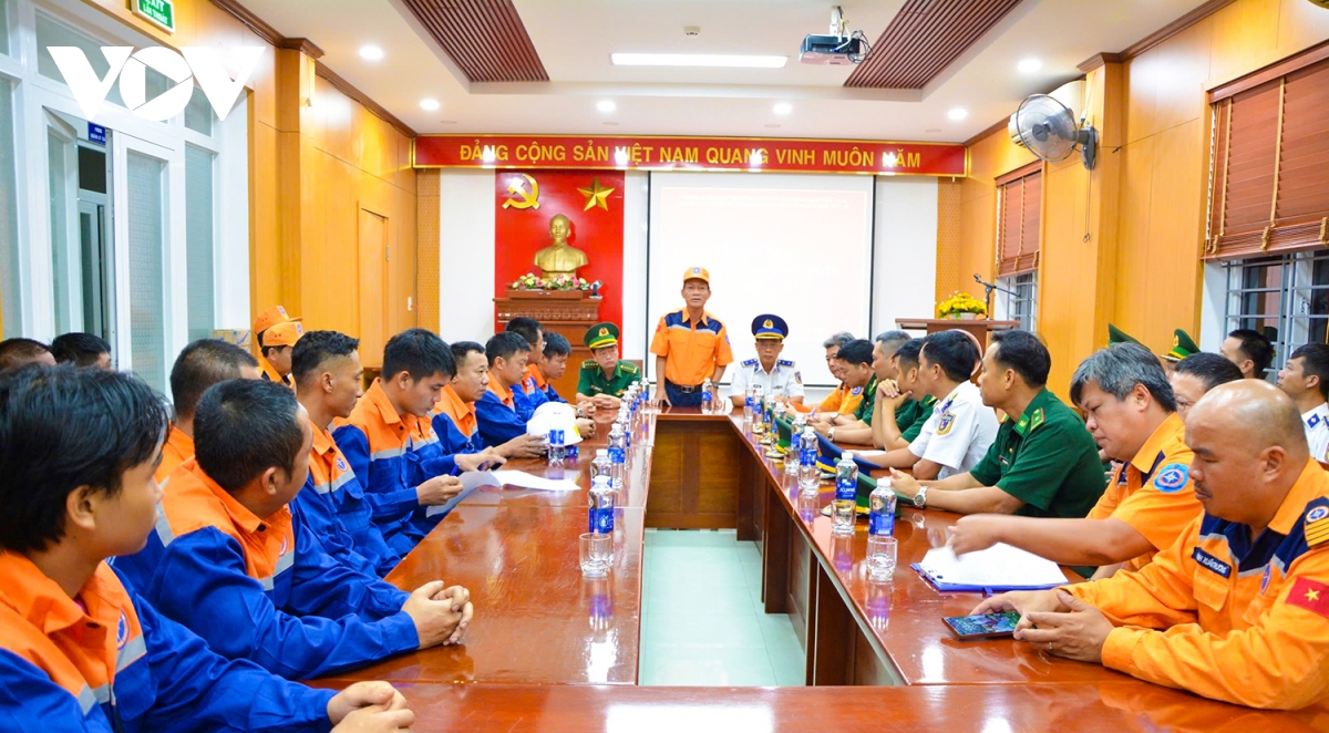 cuu song 20 thuyen vien tau cho dau boc chay tren bien gan mui vung tau hinh anh 4