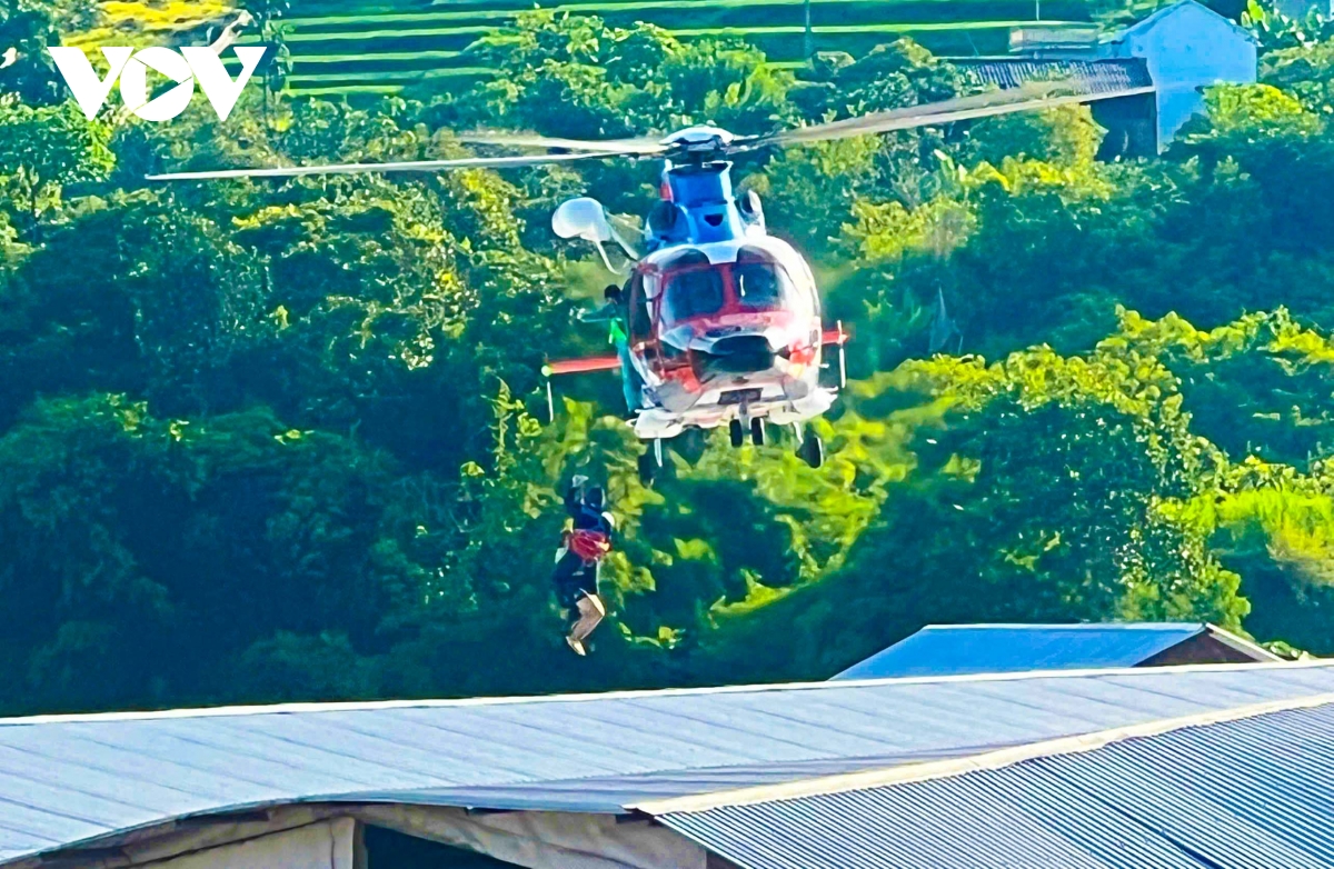 hinh anh truc thang giai cuu thanh cong 8 nguoi dan bi co lap do mua lu o son la hinh anh 5