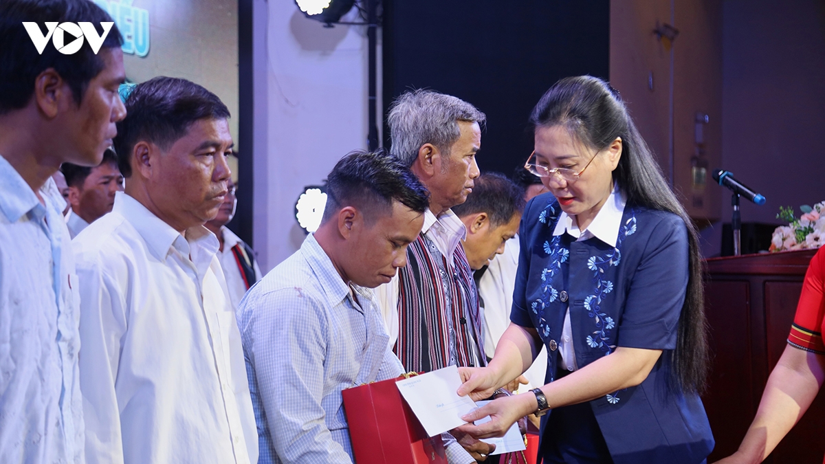 quang ngai gap mat nguoi co uy tin tieu bieu vung dong bao dan toc thieu so hinh anh 2