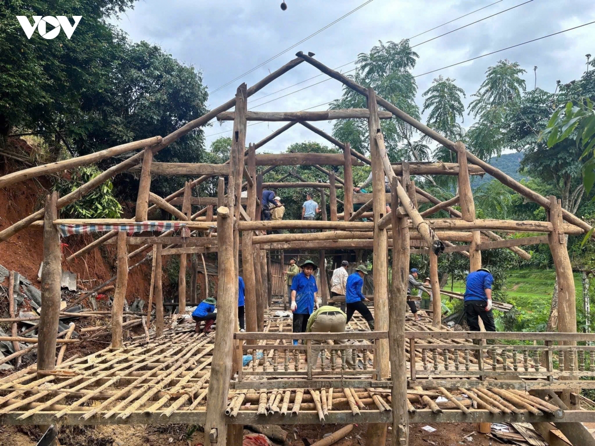 mau ao xanh tinh nguyen noi ron lu son la hinh anh 4