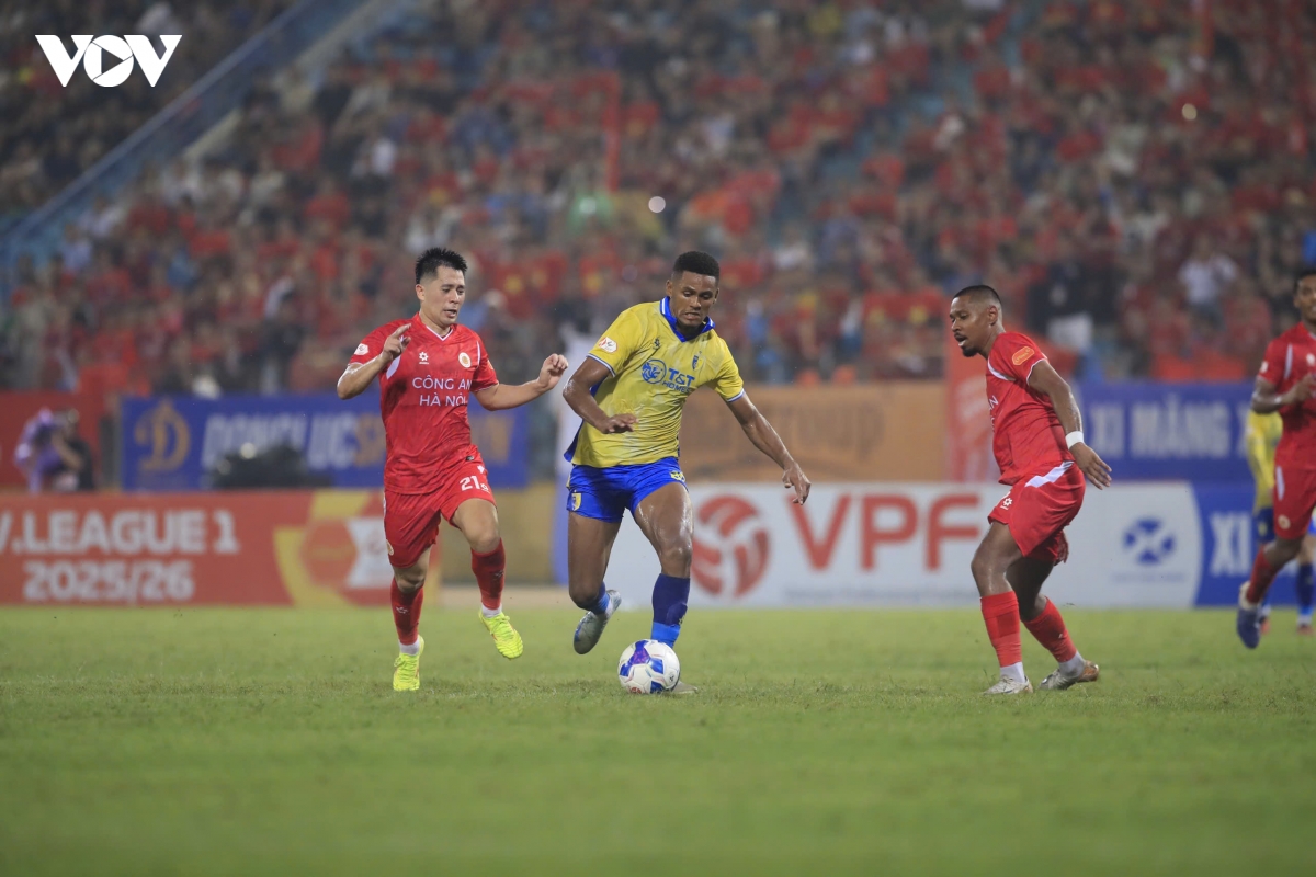 Hat-trick đầu tiên xuất hiện, Hà Nội FC xuống nhóm đua trụ hạng ở V-League 2025/2026