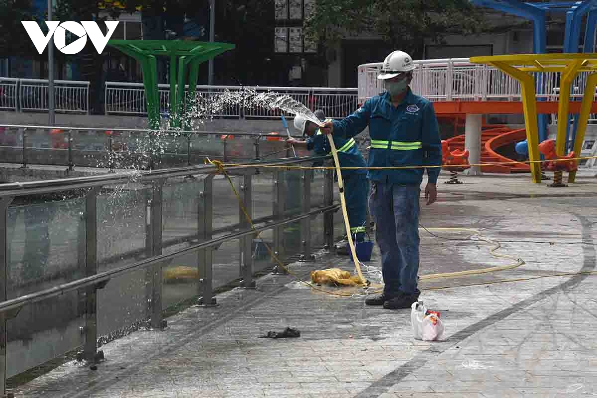 Công nhân đội nắng tất bật dọn hồ Hoàng Cầu sau mưa lớn do bão số 5