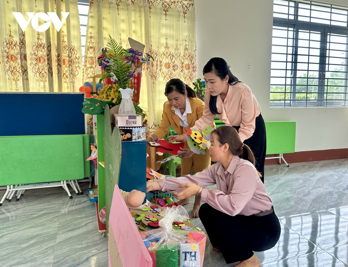 Chung tay đưa học sinh vùng biên đến trường