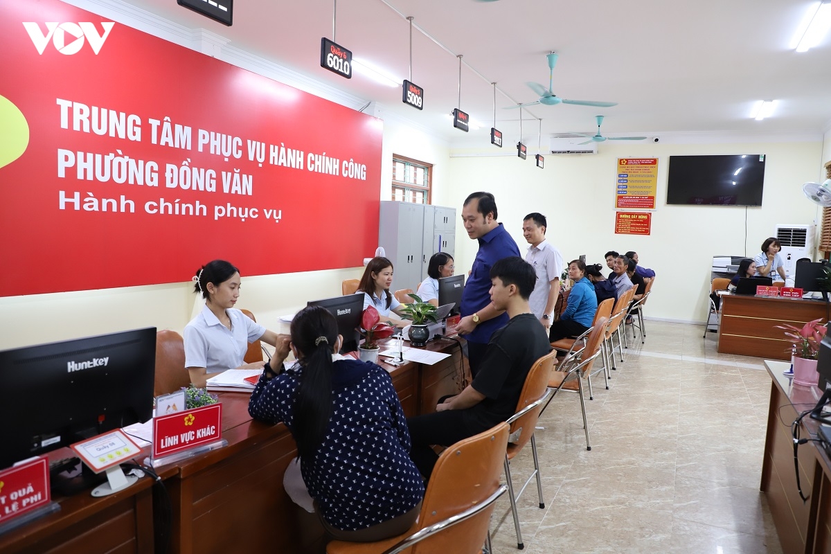 giao vien, cong an thanh hat nhan so trong chinh quyen hai cap o Dong van hinh anh 3