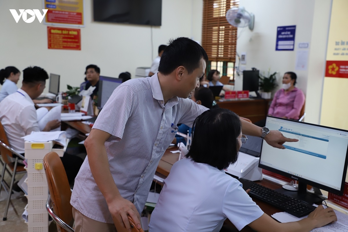 giao vien, cong an thanh hat nhan so trong chinh quyen hai cap o Dong van hinh anh 2