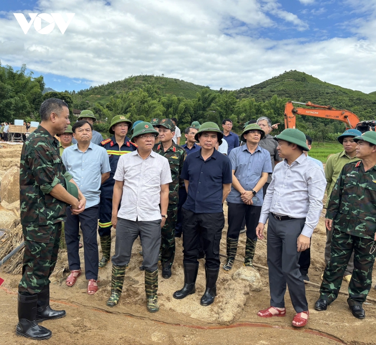 pho thu tuong le thanh long tham, tang qua nguoi dan vung lu son la hinh anh 1