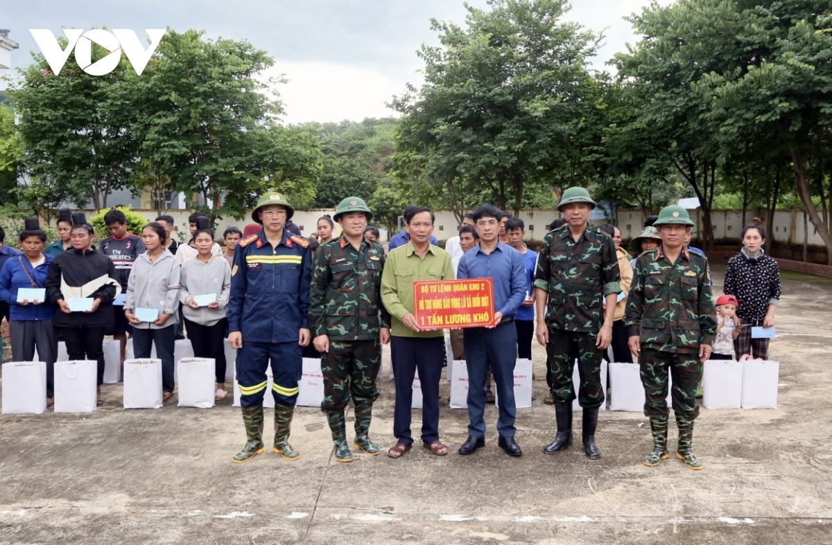 pho thu tuong le thanh long tham, tang qua nguoi dan vung lu son la hinh anh 7
